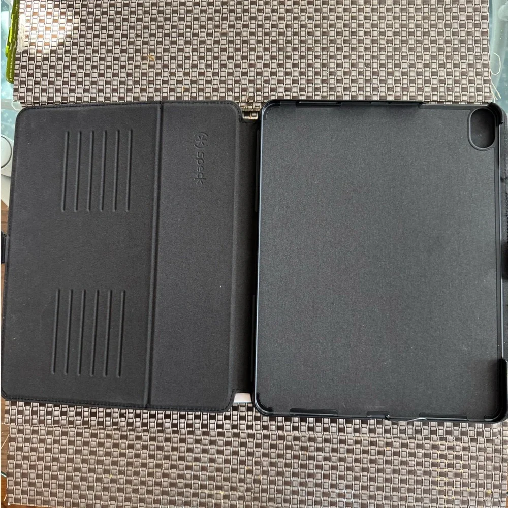 NWT Speck Balance Folio for iPad Air 13
